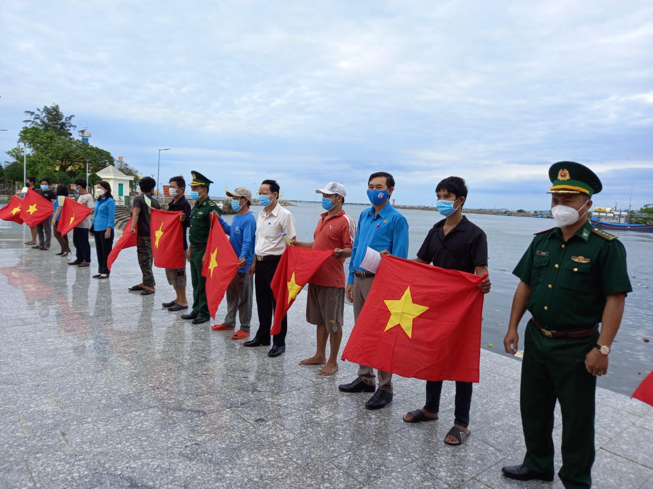 Trao cờ Tổ quốc cho ngư dân TP Phú Quốc