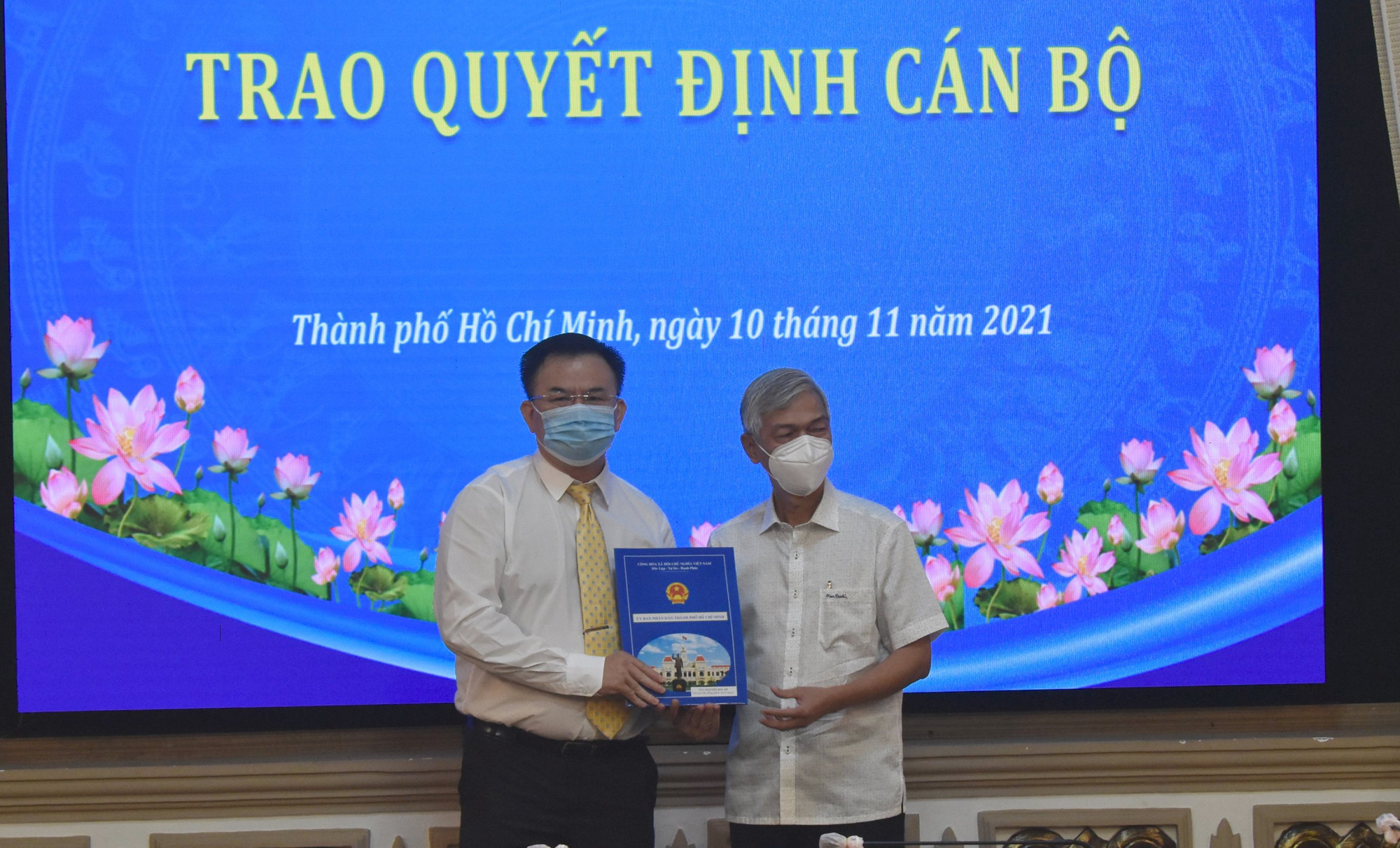 UBND TP HCM trao quyết định điều động,  bổ nhiệm nhiều c&aacute;n bộ - Ảnh 2.
