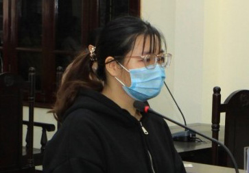 Thấy trẻ mầm non khóc, nữ sinh nhét giẻ vào miệng và giữ chặt chân tay
