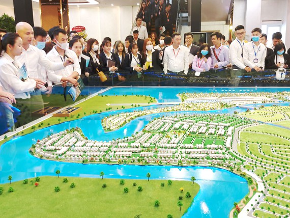 “Siết” hoạt động môi giới bất động sản - Ảnh 1.