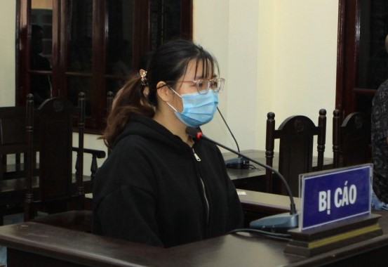 Thấy trẻ mầm non kh&oacute;c, nữ sinh nh&eacute;t giẻ v&agrave;o miệng v&agrave; giữ chặt ch&acirc;n tay - Ảnh 1.