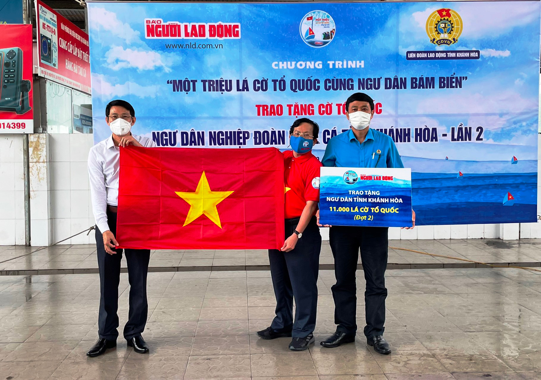 "Một triệu lá cờ Tổ quốc cùng ngư dân bám biển": Chung tay giữ biển