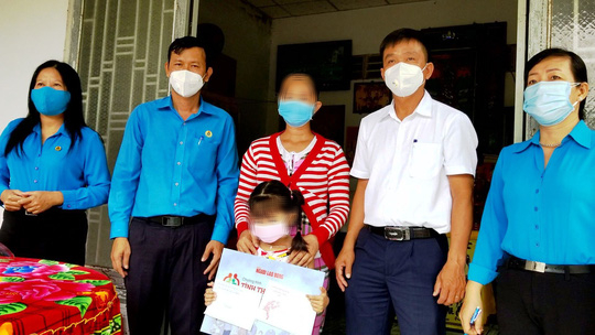 10 suất học bổng Tình thương cho em đến Tiền Giang - Ảnh 3.