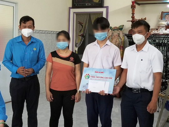 10 suất học bổng Tình thương cho em đến Tiền Giang - Ảnh 2.