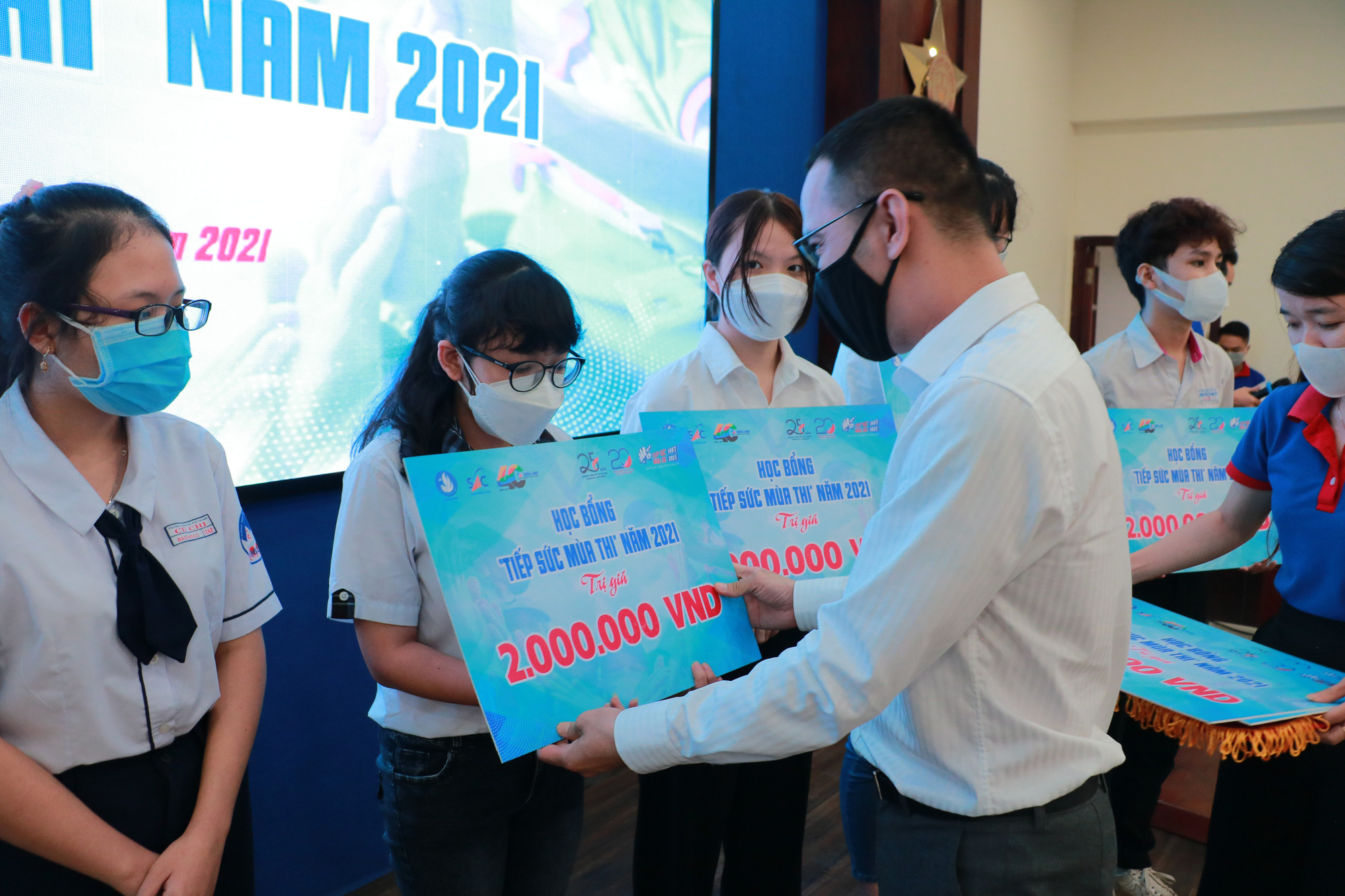 25 năm Tiếp sức m&ugrave;a thi: Hơn 5 triệu lượt th&iacute; sinh được hỗ trợ - Ảnh 2.