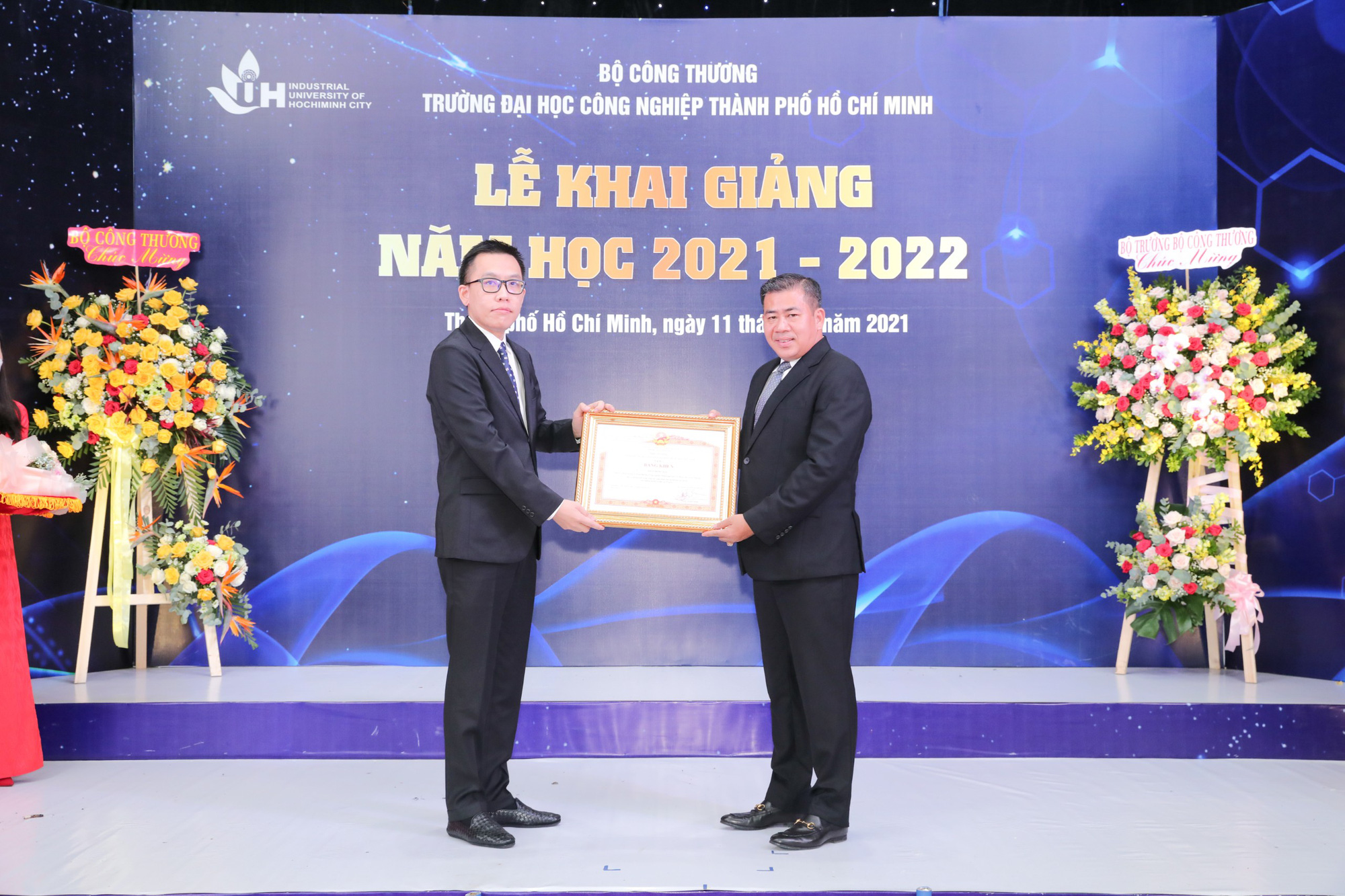 Hiệu trưởng Trường ĐH Công nghiệp TP HCM nhận Bằng khen của Thủ tướng Chính phủ