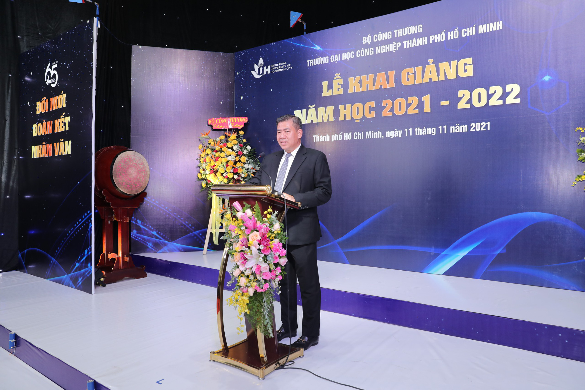 Hiệu trưởng Trường ĐH C&ocirc;ng nghiệp TP HCM nhận Bằng khen của Thủ tướng Ch&iacute;nh phủ - Ảnh 1.