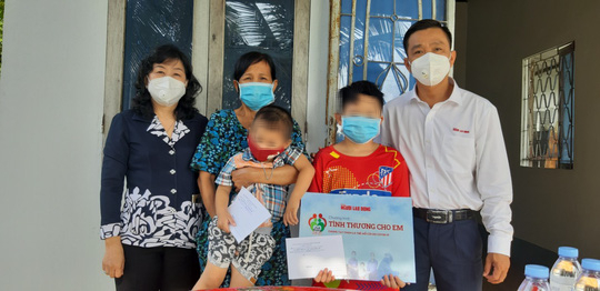 Tình thương cho em đến với 10 trẻ mồ côi vì Covid-19 ở Long An - Ảnh 1.
