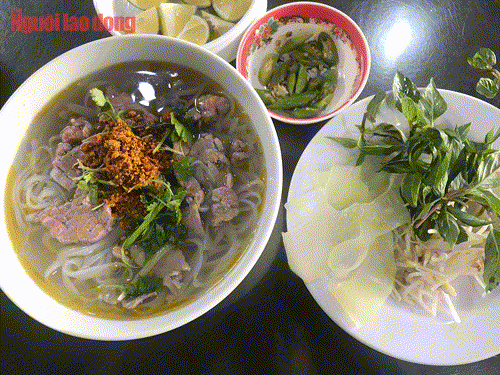 Về phố cổ, ăn&hellip; phở Hội An - Ảnh 1.