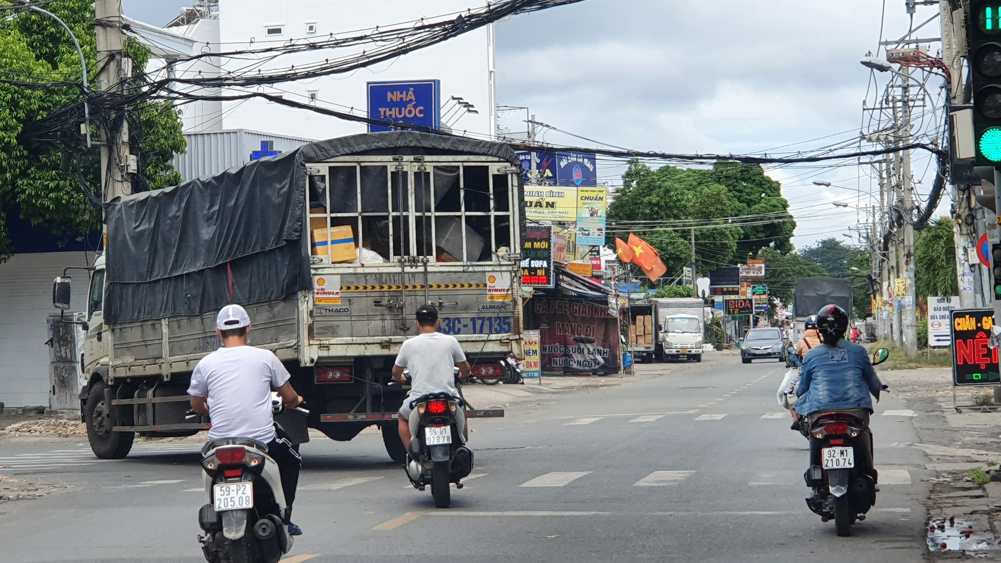 V&igrave; sao những đo&agrave;n xe bất trị vẫn ngang nhi&ecirc;n chaỵ v&agrave;o TP HCM giờ cấm? - Ảnh 2.