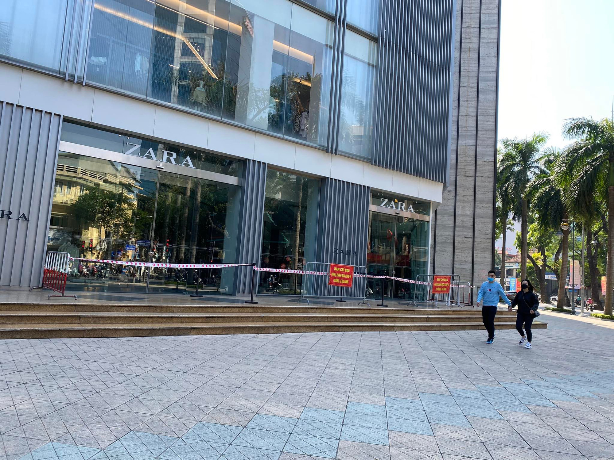 Phong tỏa cửa h&agrave;ng Zara trong trung t&acirc;m thương mại - Ảnh 1.