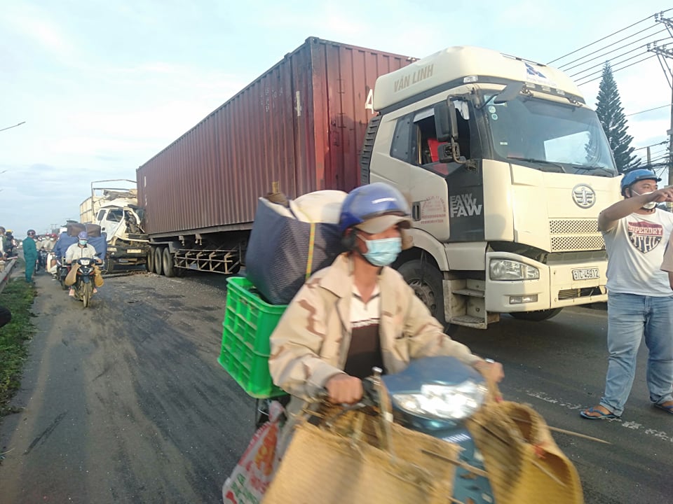 Tông phía sau xe container, tài xế xe tải tử vong trong cabin - Ảnh 2.