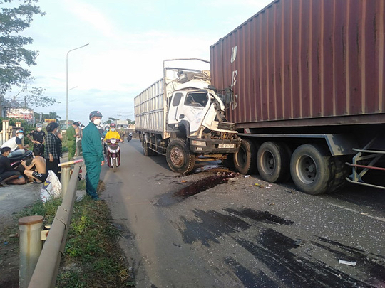Tông phía sau xe container, tài xế xe tải tử vong trong cabin - Ảnh 1.