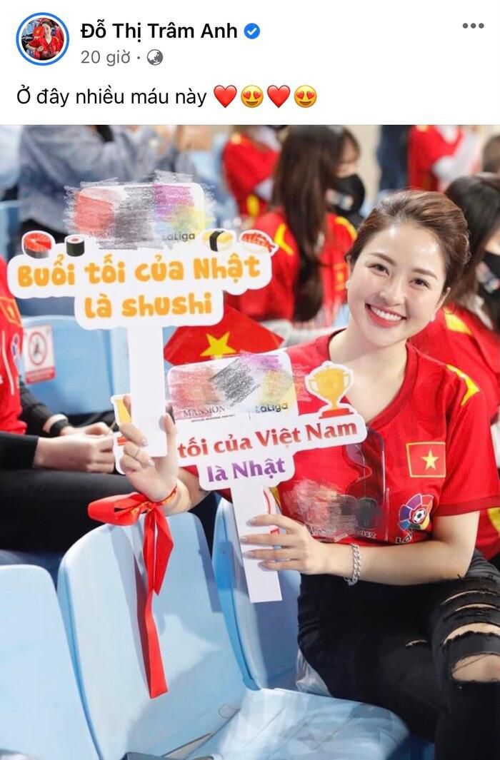 2 hot girl bị chỉ tr&iacute;ch gay gắt v&igrave; quảng b&aacute; s&agrave;n c&aacute; độ khi đi xem b&oacute;ng đ&aacute; - Ảnh 4.