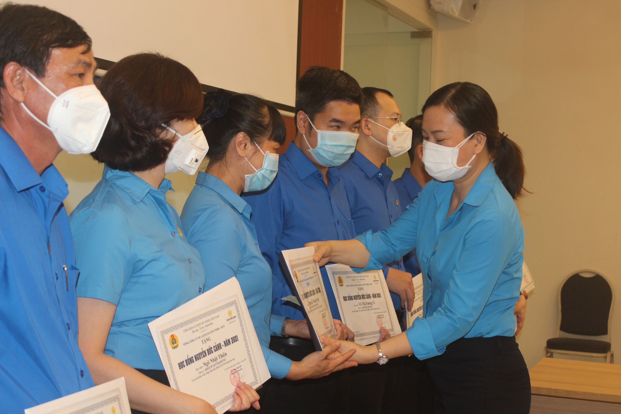 Tiếp sức con CNVC-LĐ vượt khó