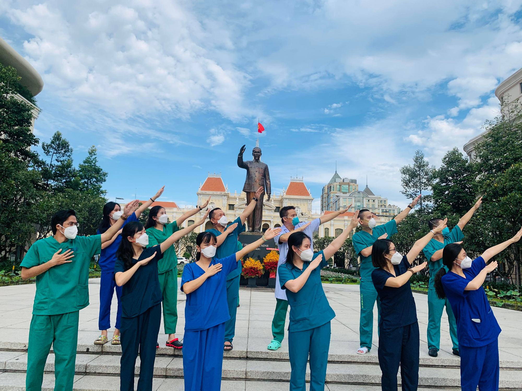 Cuộc thi ảnh &ldquo;Thi&ecirc;ng li&ecirc;ng cờ Tổ quốc&rdquo;: Th&agrave;nh phố t&ocirc;i y&ecirc;u - Ảnh 2.