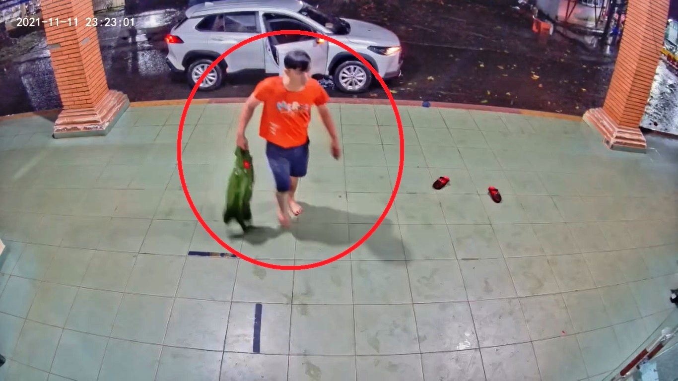 Đình chỉ công tác cán bộ công an dùng súng đe dọa nhân viên y tế
