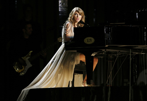 Taylor Swift với phi&ecirc;n bản mới All too well g&acirc;y sốt - Ảnh 2.