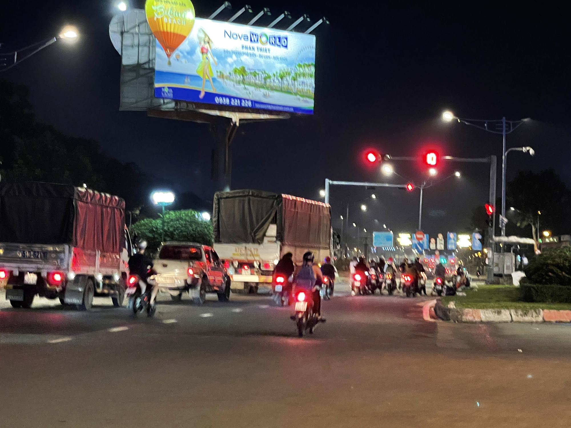 Vì sao những "đoàn xe bất trị" vẫn ngang nhiên chaỵ vào TP HCM giờ cấm?