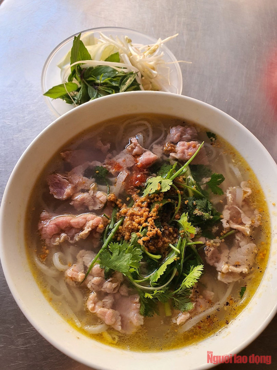 Về phố cổ, ăn&hellip; phở Hội An - Ảnh 3.