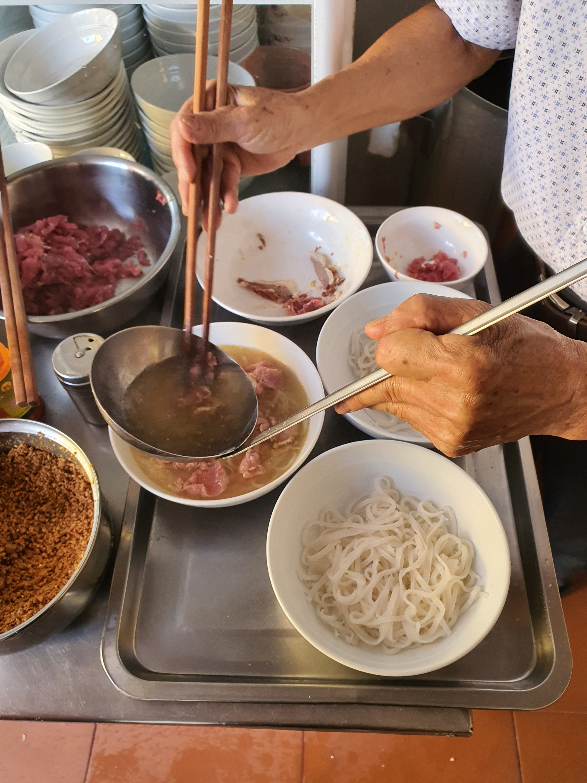 Về phố cổ, ăn&hellip; phở Hội An - Ảnh 2.