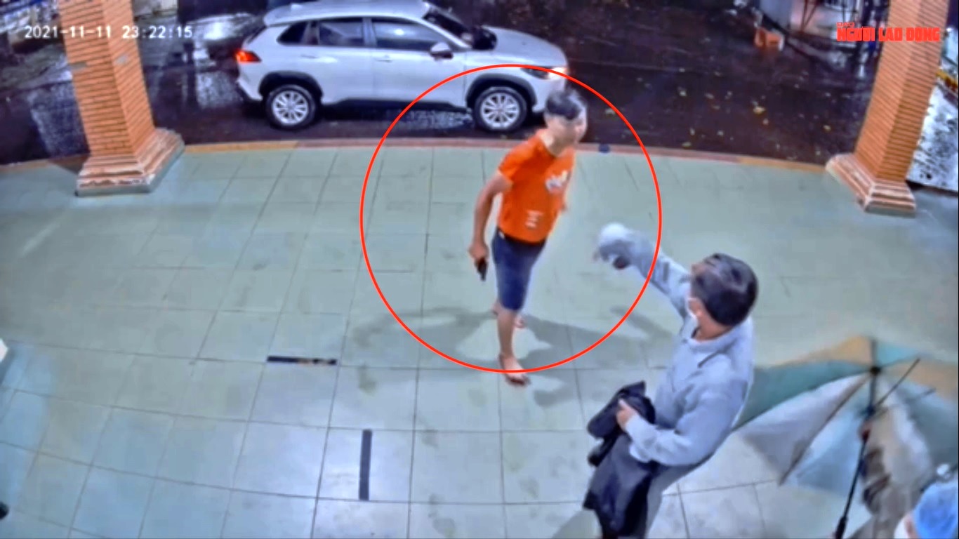 Cán bộ công an chĩa súng đe dọa nhân viên y tế: Giám đốc Trung tâm Y tế nói gì?