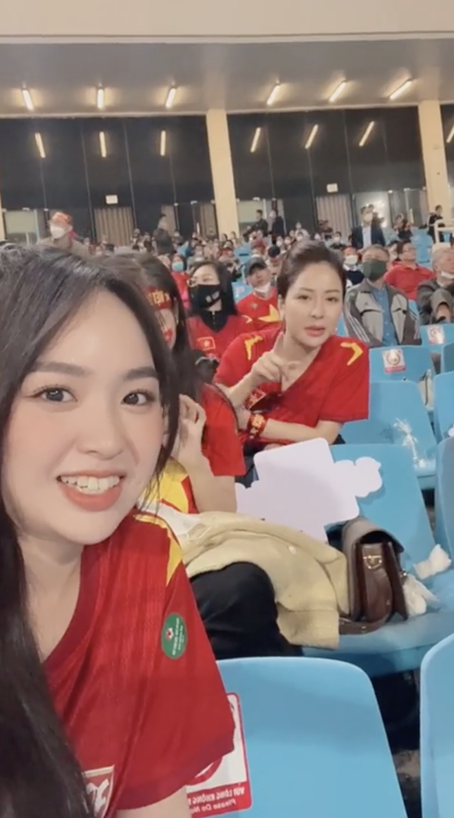 2 hot girl bị chỉ tr&iacute;ch gay gắt v&igrave; quảng b&aacute; s&agrave;n c&aacute; độ khi đi xem b&oacute;ng đ&aacute; - Ảnh 3.