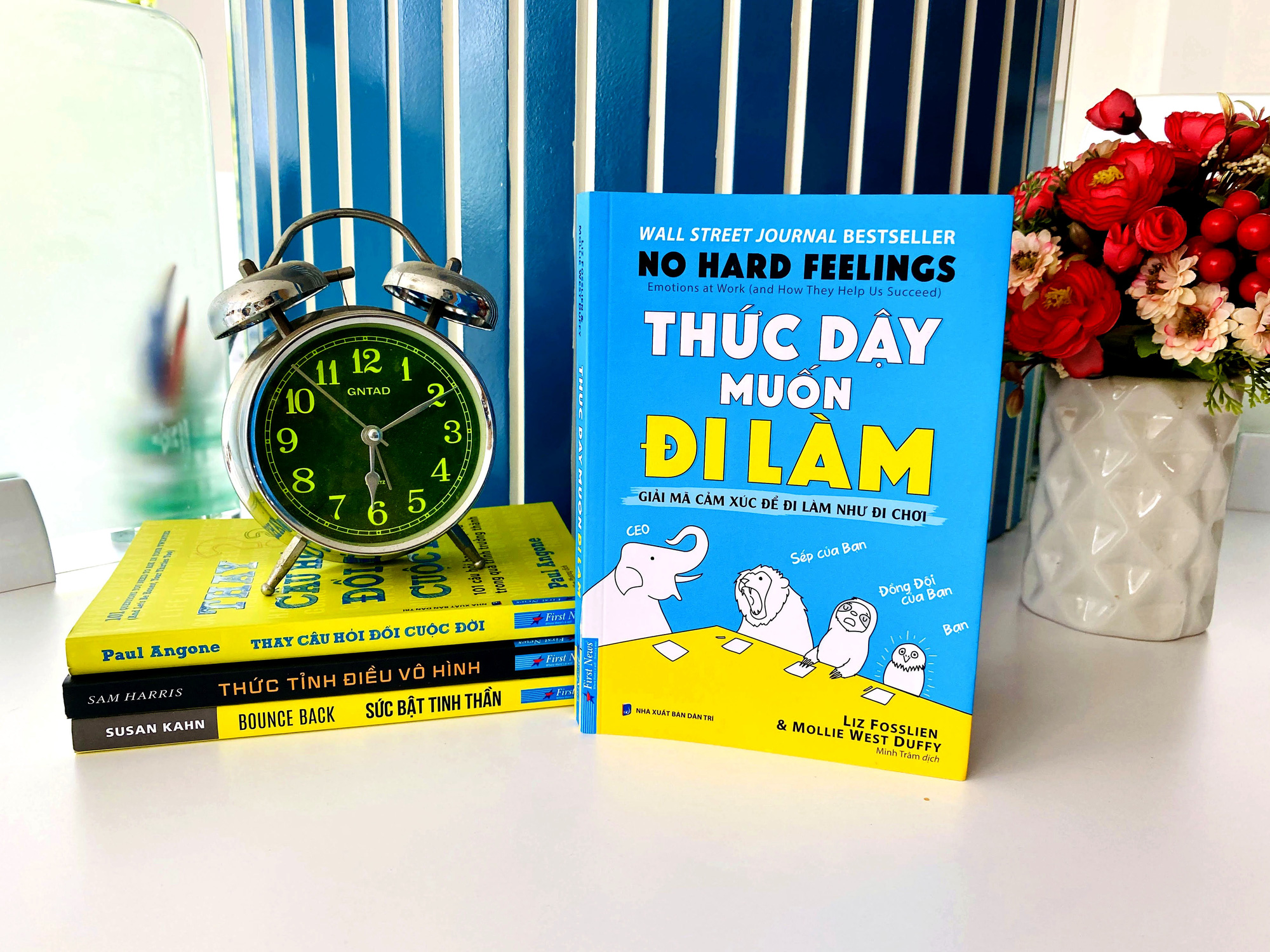 Đọc Thức dậy muốn đi l&agrave;m: Bỏ t&uacute;i kỹ năng l&agrave;m chủ cảm x&uacute;c nơi c&ocirc;ng sở - Ảnh 1.