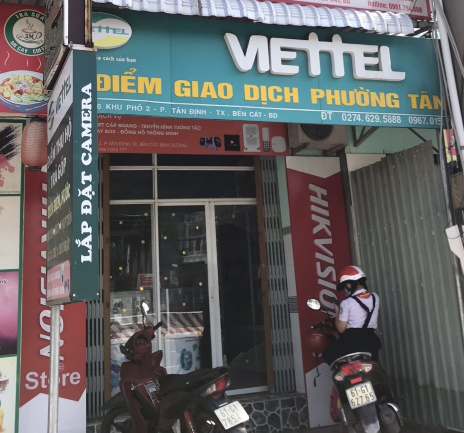 Kẻ trộm phá khóa, đột nhập cửa hàng camera cuỗm nhiều tài sản