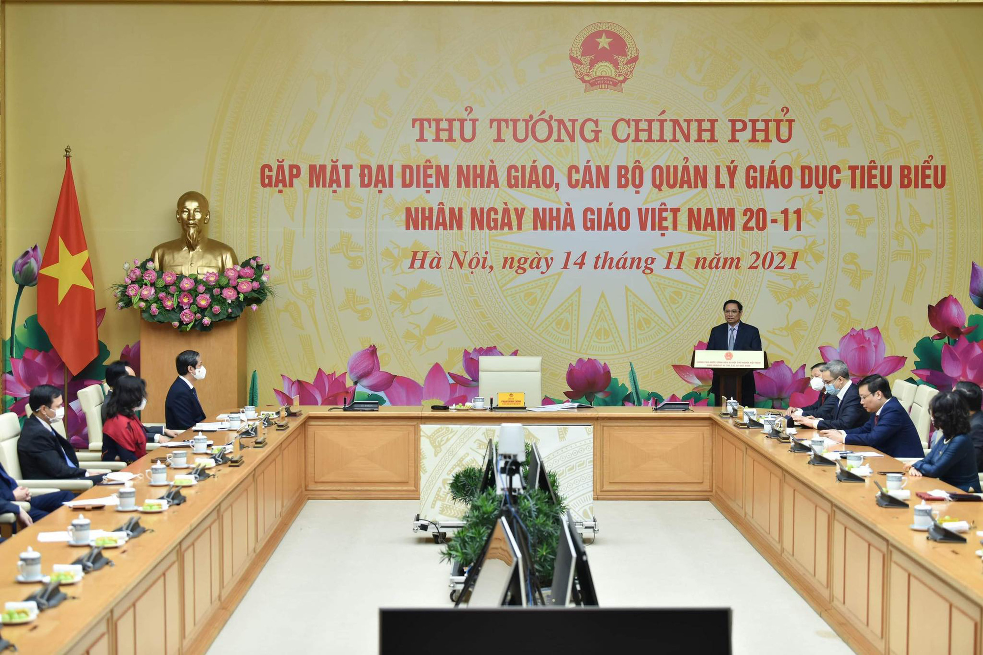 Thủ tướng Phạm Minh Ch&iacute;nh: Kh&ocirc;ng thể để học sinh học trực tuyến qu&aacute; l&acirc;u - Ảnh 2.