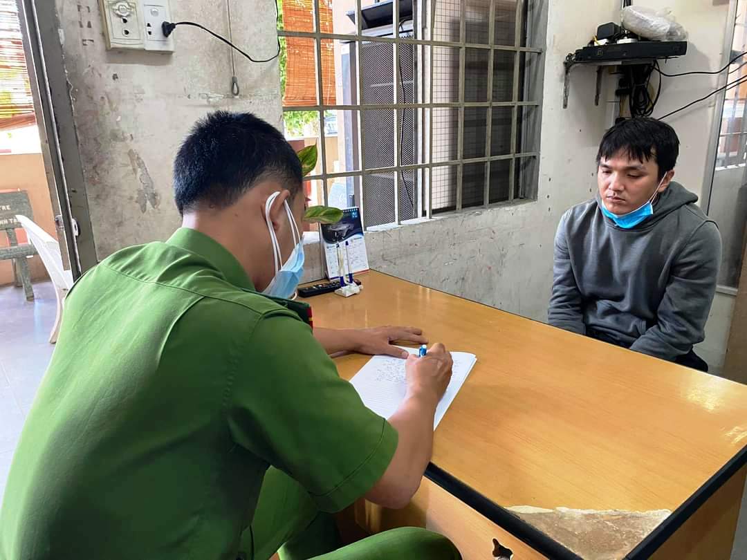 CLIP: Bắt nhiều vụ mua b&aacute;n, t&agrave;ng trữ s&uacute;ng qu&acirc;n dụng - Ảnh 2.