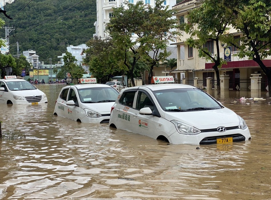 Mưa lớn kéo dài, nhiều nơi ở Bình Định chìm trong biển nước