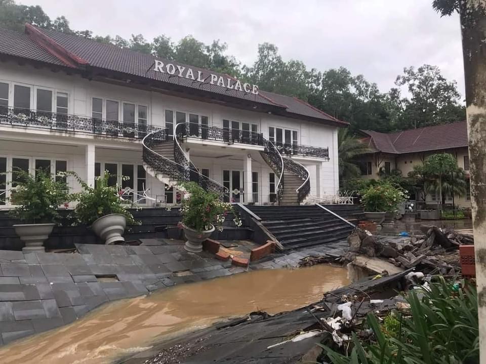 Resort 4 sao bên bờ biển Quy Nhơn bị sạt lở te tua