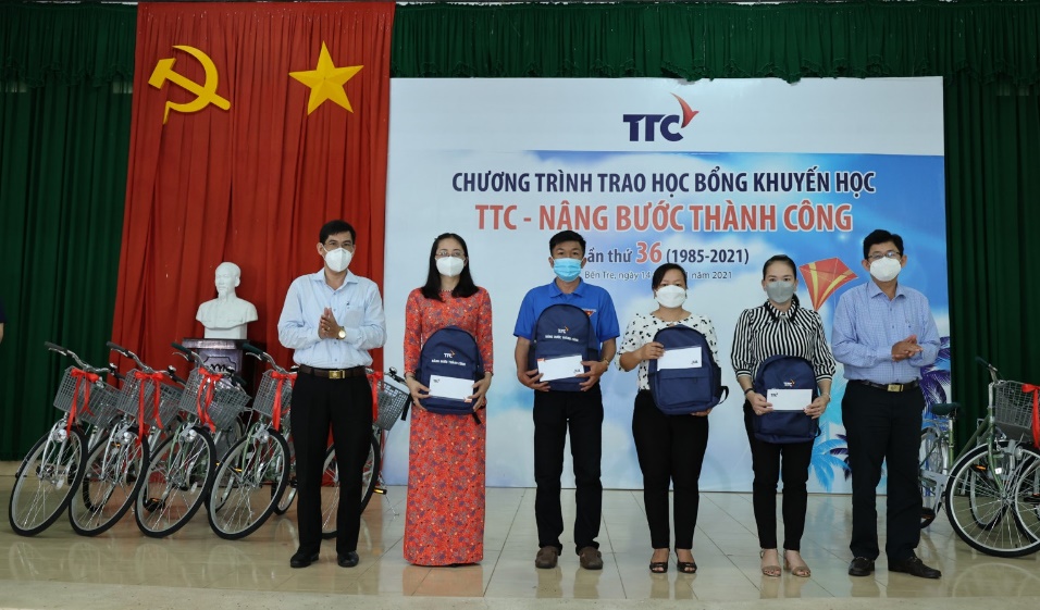 “TTC - Nâng bước thành công” lần thứ 36 trao tặng 585 suất học bổng đến học sinh tỉnh Bến Tre