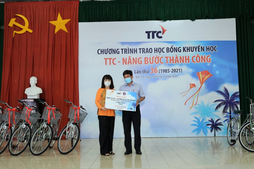 “TTC - Nâng bước thành công” lần thứ 36 trao tặng 585 suất học bổng đến học sinh tỉnh Bến Tre - Ảnh 4.
