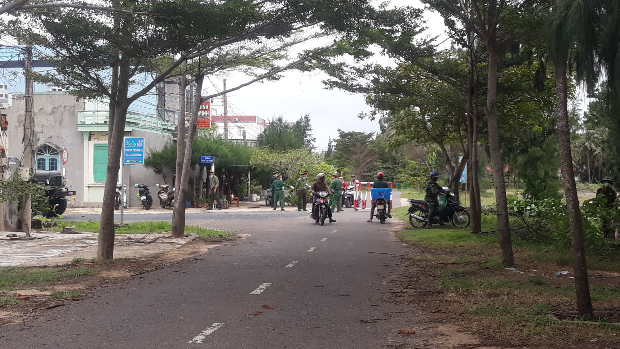 Gấp rút điều người hỗ trợ dập dịch Covid-19 ở đảo Phú Quý - Ảnh 4.