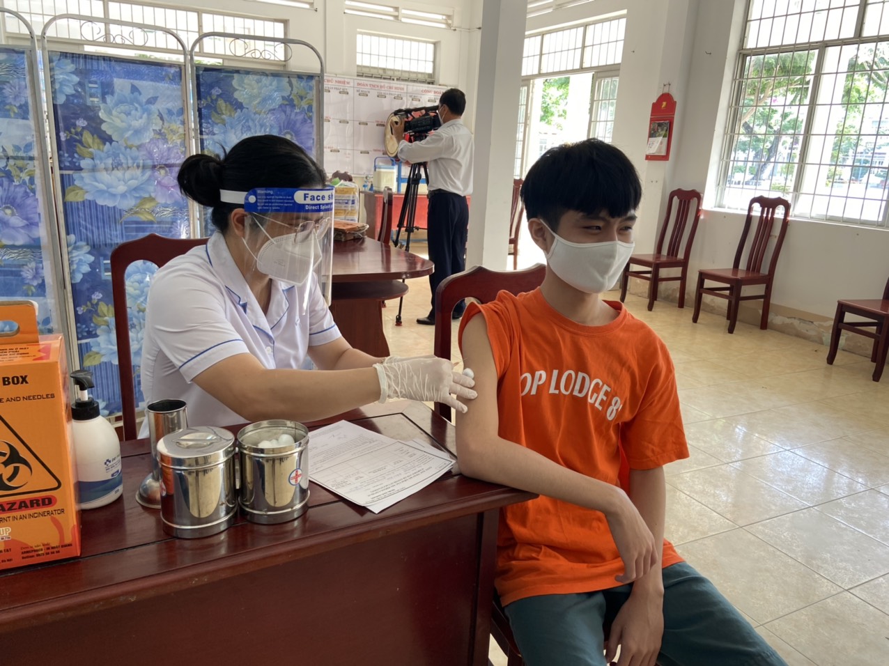 Mẹ khai gian để con qua chốt phong tỏa đi tiêm vắc-xin tại trường học