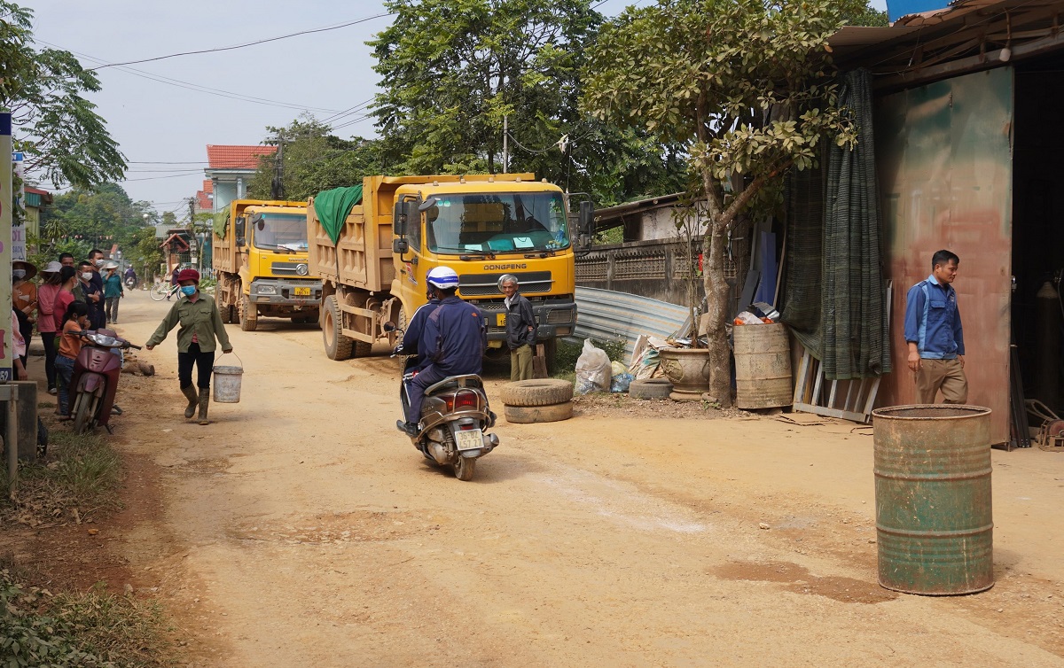 D&acirc;n mang th&ugrave;ng phuy, kh&uacute;c gỗ... chặn đo&agrave;n xe tải chở đất - Ảnh 1.