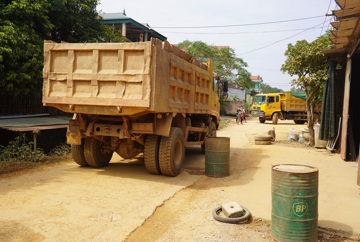 D&acirc;n mang th&ugrave;ng phuy, kh&uacute;c gỗ... chặn đo&agrave;n xe tải chở đất - Ảnh 2.