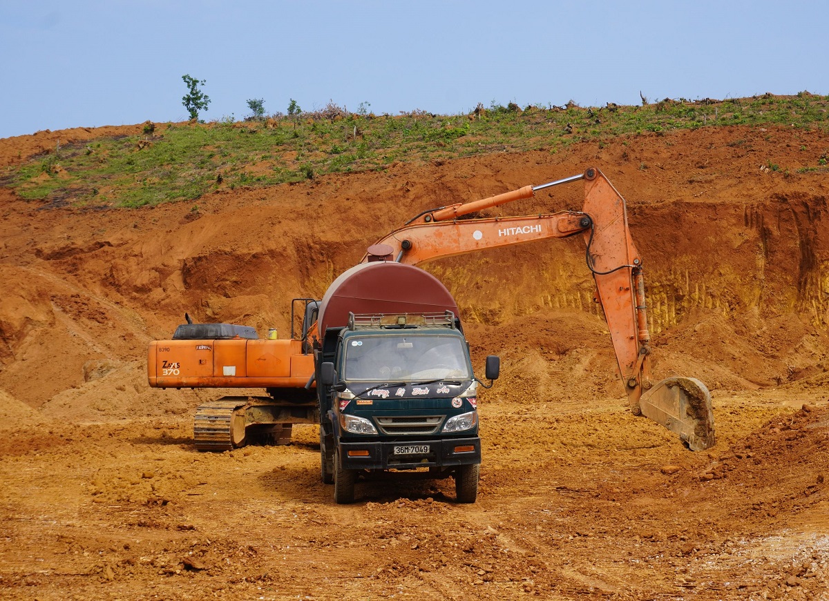 D&acirc;n mang th&ugrave;ng phuy, kh&uacute;c gỗ... chặn đo&agrave;n xe tải chở đất - Ảnh 11.