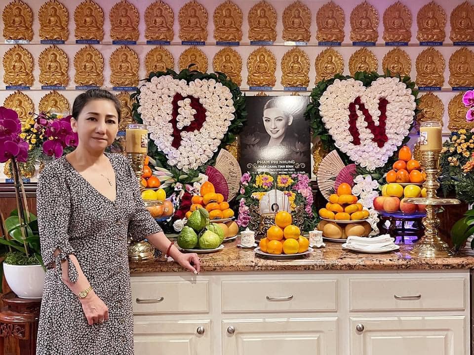 NSƯT Thanh Thanh Tâm, Thoại Mỹ cùng các nghệ sĩ hải ngoại cúng 49 ngày ca sĩ Phi Nhung - Ảnh 3.