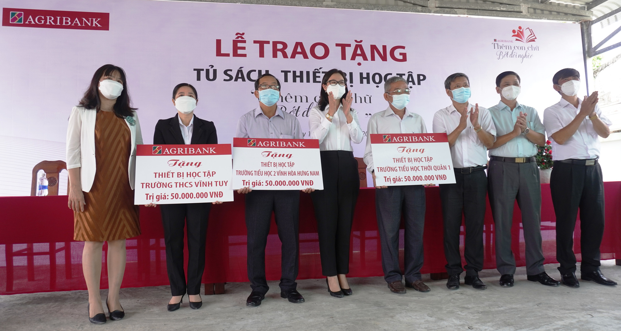Agribank Kiên Giang II tổ chức lễ trao thiết bị học tập “Thêm con chữ, bớt đói nghèo” tại huyện Gò Quao