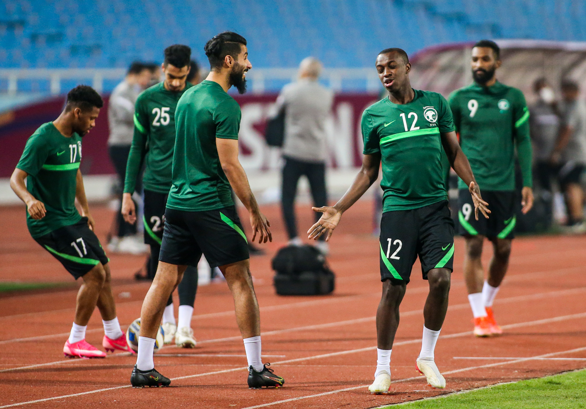 CLIP: Đội tuyển Ả Rập Saudi tập l&agrave;m quen s&acirc;n Mỹ Đ&igrave;nh - Ảnh 9.