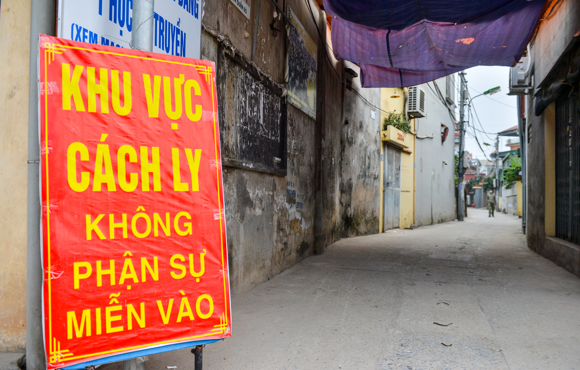 CLIP: Phong toả c&ocirc;ng trường c&oacute; h&agrave;ng chục ca nhiễm SARS-CoV-2 chưa r&otilde; nguồn l&acirc;y - Ảnh 13.