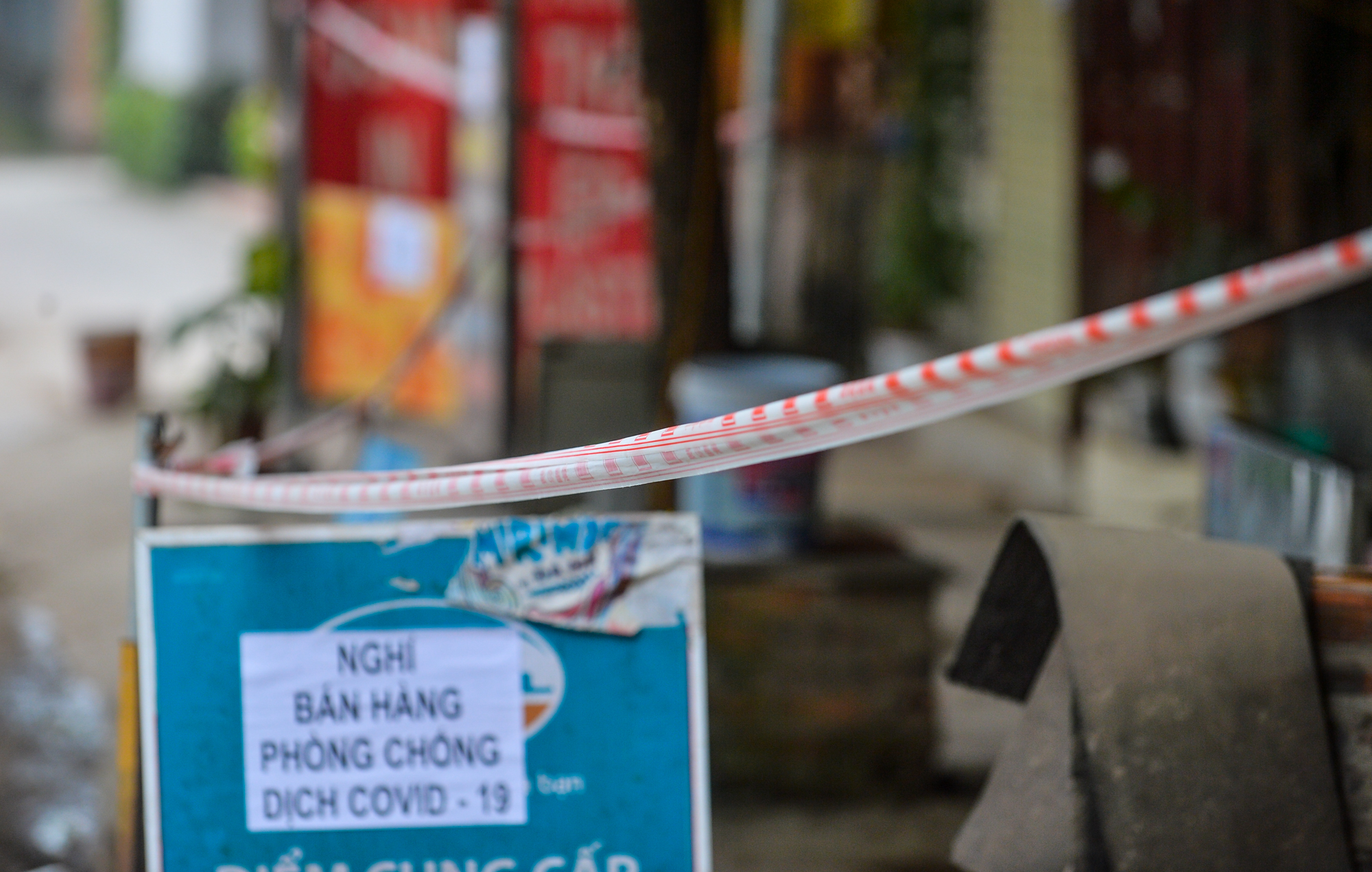 CLIP: Phong toả c&ocirc;ng trường c&oacute; h&agrave;ng chục ca nhiễm SARS-CoV-2 chưa r&otilde; nguồn l&acirc;y - Ảnh 8.