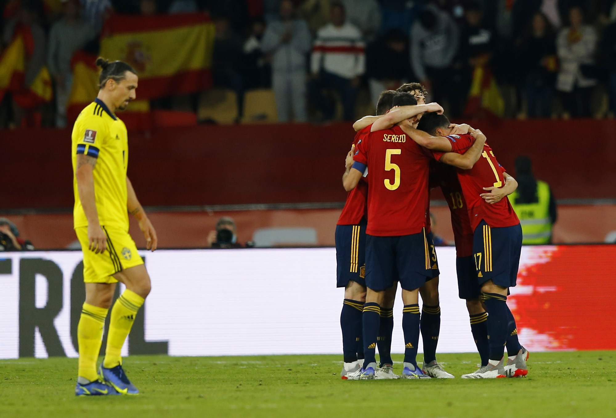 Ch&acirc;n gỗ Morata ghi b&agrave;n thắng v&agrave;ng, T&acirc;y Ban Nha thẳng tiến World Cup 2022 - Ảnh 9.