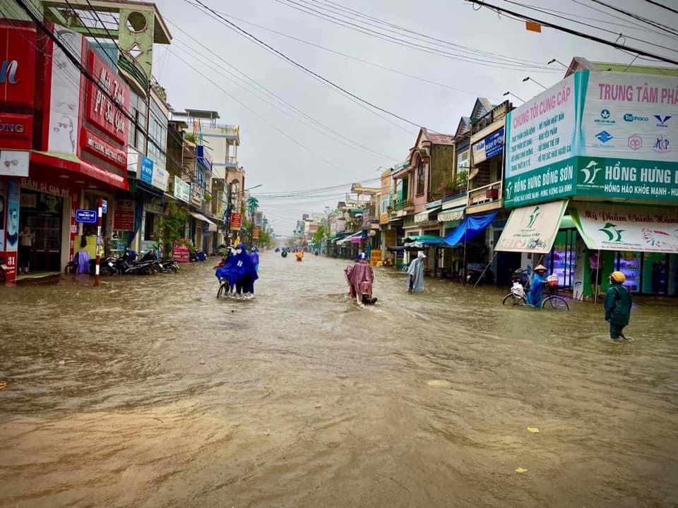 Nhiều nơi ở Bình Định tiếp tục chìm trong biển nước, một người chết vì lũ