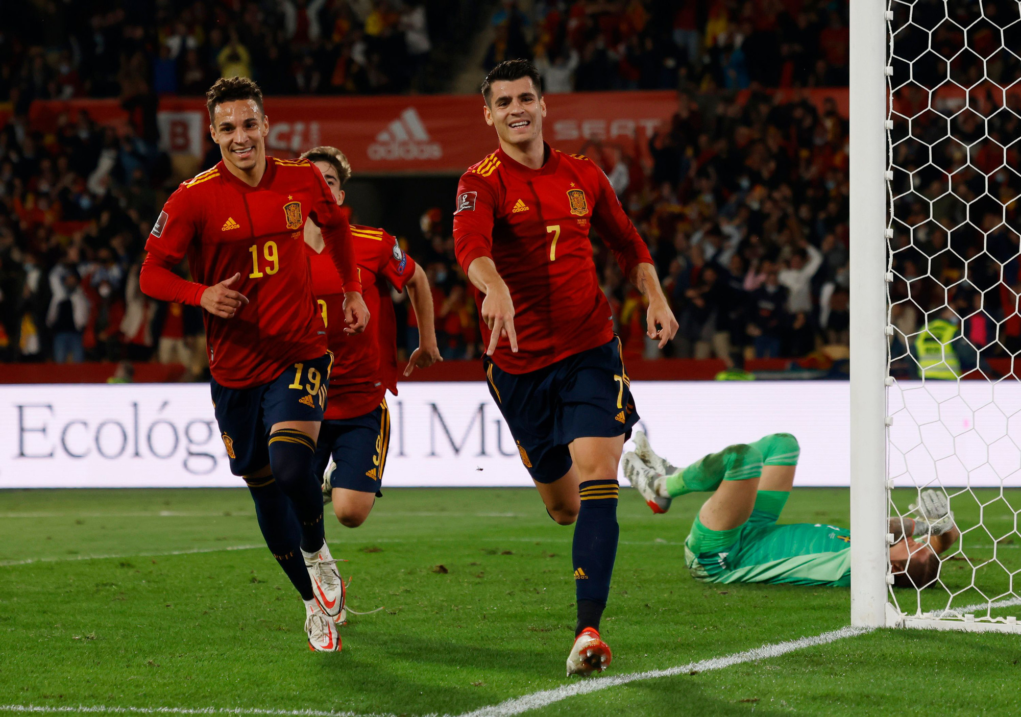 "Chân gỗ" Morata ghi bàn thắng vàng, Tây Ban Nha thẳng tiến World Cup 2022