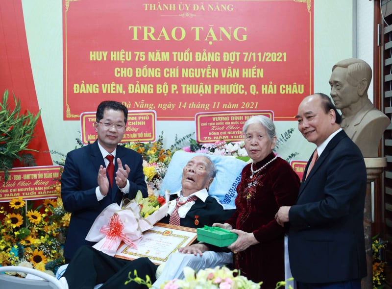 Trao Huy hiệu 75 năm tuổi Đảng cho thân sinh Chủ tịch nước Nguyễn Xuân Phúc