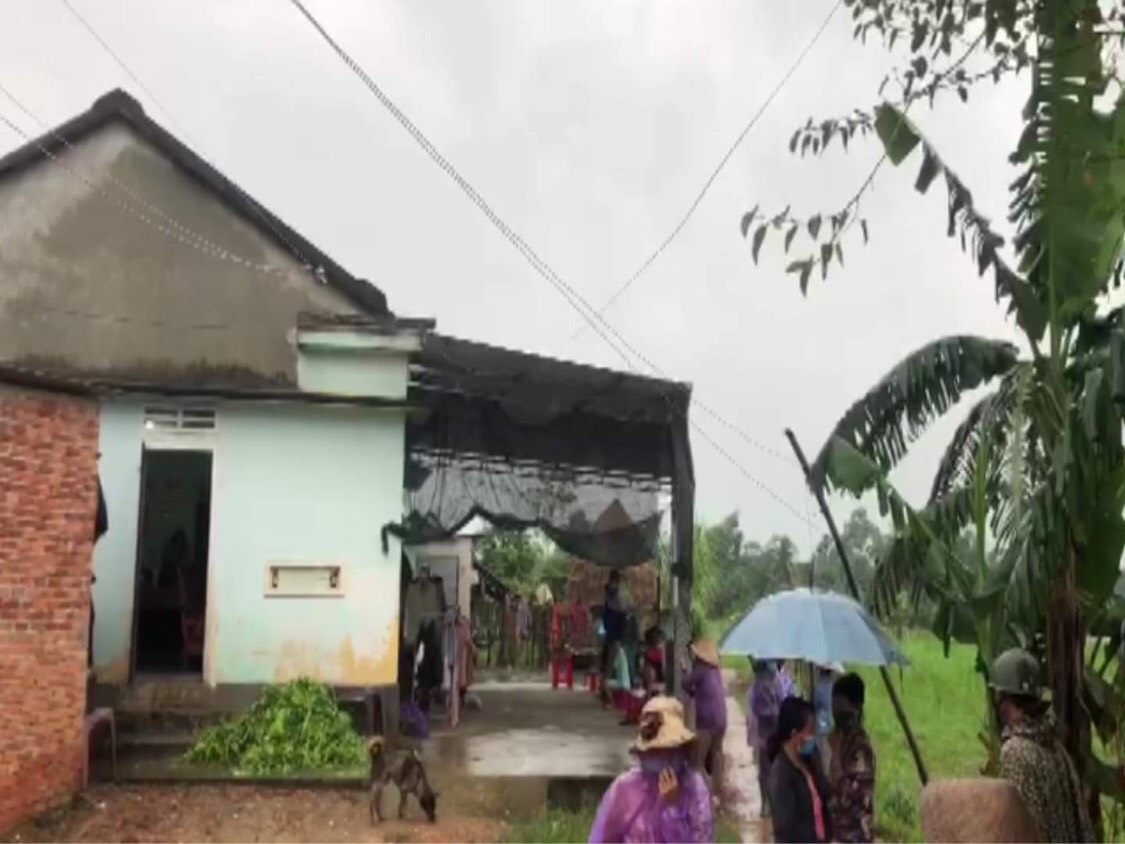Bé 4 tuổi bị cậu vô tình ném dao trúng cổ tử vong